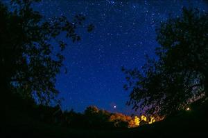 Wolkenraum und Galaxiensterne foto