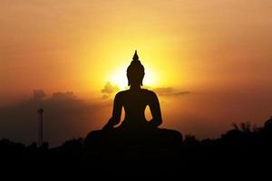 Silhouette von Buddha bei Sonnenuntergang foto