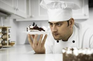 Chefkoch untersucht Dessertteller genau