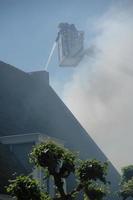 Feuerwehrmann versucht, brennendes Haus zu löschen foto