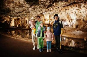 familie erkundet punkva-höhlen, tschechische republik. foto