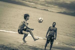 ilha grande rio de janeiro brasilien 2020 männliche fußballspieler strand große tropische insel ilha grande brasilien. foto