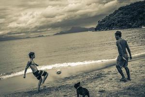 ilha grande rio de janeiro brasilien 2020 männliche fußballspieler strand große tropische insel ilha grande brasilien. foto