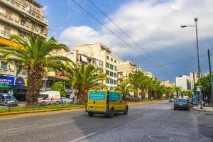 athen attika griechenland 2018 typische straße straßengebäude autos in der griechischen hauptstadt athen griechenland. foto