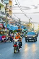 don mueang bangkok thailand 2018 leben in der stadt straßen autos menschen in don mueang bangkok thailand. foto