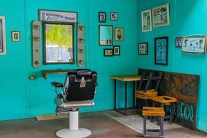 huai khwang bangkok thailand 2018 leerer türkisfarbener friseursalon und barber shop interior bangkok thailand. foto