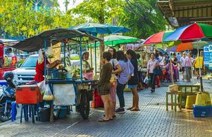 don mueang bangkok thailand 2018 kaufen straßenessen thailändischer lebensmittelmarkt don mueang bangkok thailand. foto