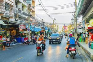 don mueang bangkok thailand 2018 leben in der stadt straßen autos menschen in don mueang bangkok thailand. foto