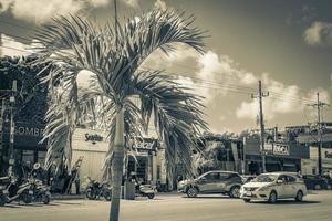 tulum quintana roo mexiko 2022 typische bunte straße straßenverkehr autos palmen von tulum mexiko. foto