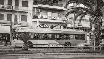 athen attika griechenland 2018 typische straße straßengebäude autos in der griechischen hauptstadt athen griechenland. foto