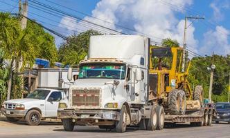 tulum quintana roo mexiko 2022 lkw muldenkipper und andere industriefahrzeuge in tulum mexiko. foto