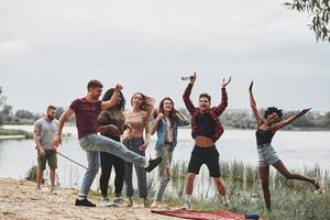 positive Stimmung. gruppe von menschen picknickt am strand. Freunde haben Spaß am Wochenende foto