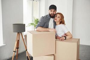 schönes Porträt. glückliches paar zusammen in ihrem neuen haus. Vorstellung von Bewegung foto