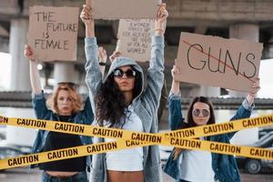 Aufmerksamkeit benötigt. Eine Gruppe feministischer Frauen protestiert im Freien für ihre Rechte foto