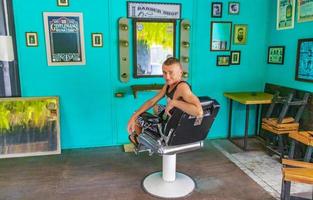 tourist im leeren friseursalon friseursalon innen bangkok thailand. foto