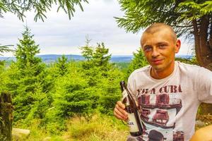 männlicher junger tourist reisender am brocken berggipfel harz deutschland. foto