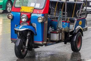 typisches buntes tuk tuk in bangkok thailand. foto