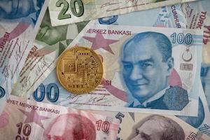 verschiedene türkische lira-banknoten und bitcoin foto