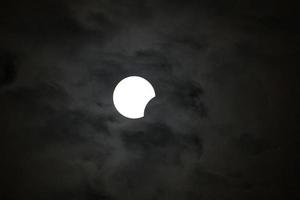 Partielle Sonnenfinsternis in Istanbul, Türkei foto