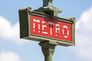 Vintage Paris U-Bahn-Zeichen mit bewölktem Himmel foto