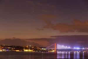 Komet Neowise scheint über Istanbul, Türkei foto