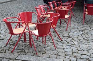 leere Terrasse mit roten Möbeln. foto