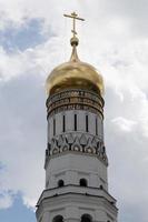 weiß-goldener kirchturm im kreml, moskau foto