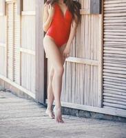 sexy Frau im Bikini mit langen Beinen foto