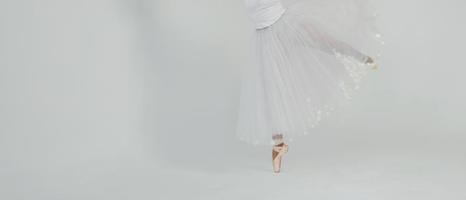 Ballerina tanzt im weißen Kleid. foto