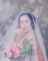 Nahaufnahmeporträt der jungen herrlichen Braut mit Schleier foto