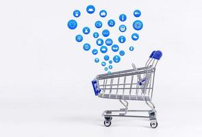 Einkaufswagen mit Shopping-Symbol auf weißem Hintergrund, Konzept-Shopping online foto