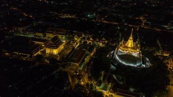 "Goldener Berg" Wat Saket Ratcha Wora Maha Wihan beliebte Touristenattraktion in Bangkok, Wahrzeichen von Bangkok, Thailand. Ansicht von oben foto