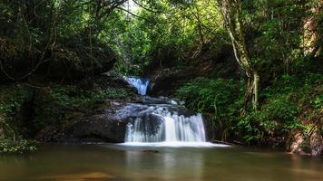 wasserfall, das natürliche wasser mit berg in thailand foto