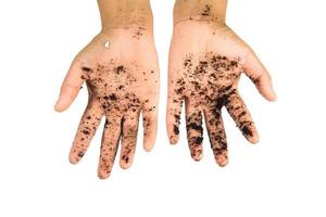 Erde in den Händen, Hände, die mit Lehm verschmutzt sind, schwarzer Weizen in den Händen, isolieren den Hintergrund-Beschneidungspfad foto