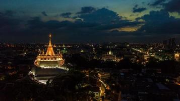 "Goldener Berg" Wat Saket Ratcha Wora Maha Wihan beliebte Touristenattraktion in Bangkok, Wahrzeichen von Bangkok, Thailand. Ansicht von oben foto