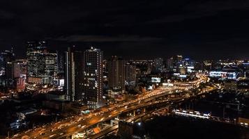 Licht in der Stadt, Licht von Gebäuden und Straßen foto