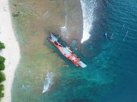 Luftaufnahme, Wellen am Pier - Strand von Pangandaran foto