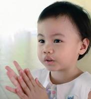 Kopfschuss eines charmanten 3-jährigen süßen asiatischen Mädchens, eines kleinen Kleinkindes mit entzückendem schwarzem Haar. foto