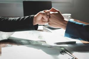 fauststoß geschäftsmann teamwork konzept büro foto