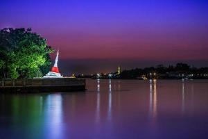 Abendlicht geneigte Pagode am Fluss Chao Phraya Wat Phramaiyikawat. foto