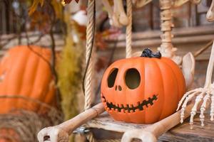 Halloween-Kürbiskopf-Steckfassungslaterne auf hölzernem Hintergrund foto