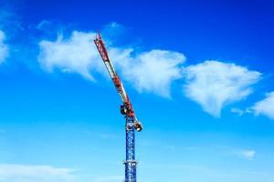 Turmkran mit blauem Himmel foto
