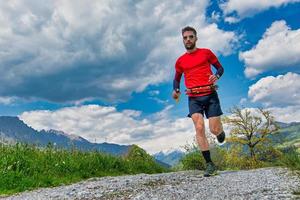 langlebige Bergtrailrunner-Züge auf der Schotterpiste foto