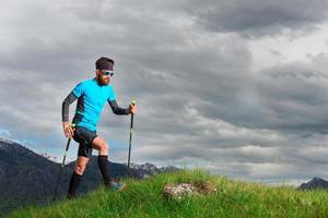 Nordic Walking ein Mann in der Natur in den Bergen foto