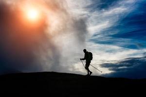 Silhouetten-Trekking in den Alpen foto