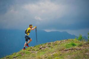 Mann allein in den Bergen wandern foto