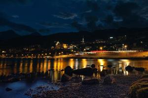 st. moritz bei nacht. berühmter touristenort in der schweiz foto