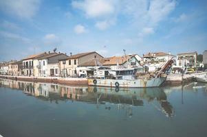 Häuser am Kanalhafen von Cesenatico foto