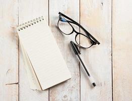 Notizblock, Brille und Kugelschreiber
