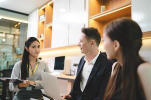 Ein professionelles Team von Geschäftsleuten trifft sich und Brainstorming in modernen Unternehmensbüros, Diskussionsgruppen und arbeitet mit Teamwork von Geschäftskollegen zusammen, indem es Laptops für die digitale Kommunikation verwendet foto